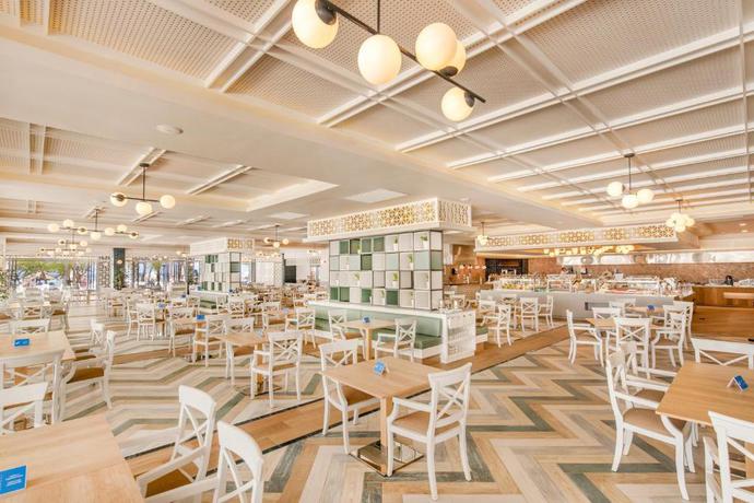 Imagen del bar/restaurante del Hotel Grand Bahia Principe El Portillo. Foto 2