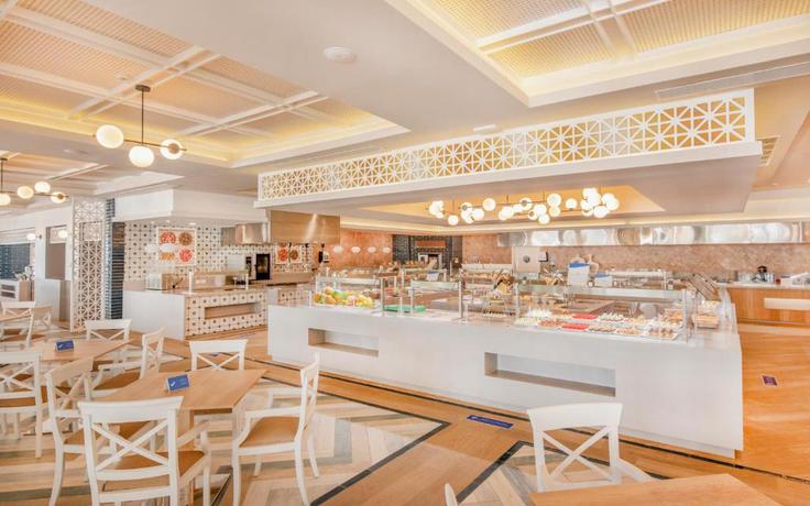 Imagen del bar/restaurante del Hotel Grand Bahia Principe El Portillo. Foto 14