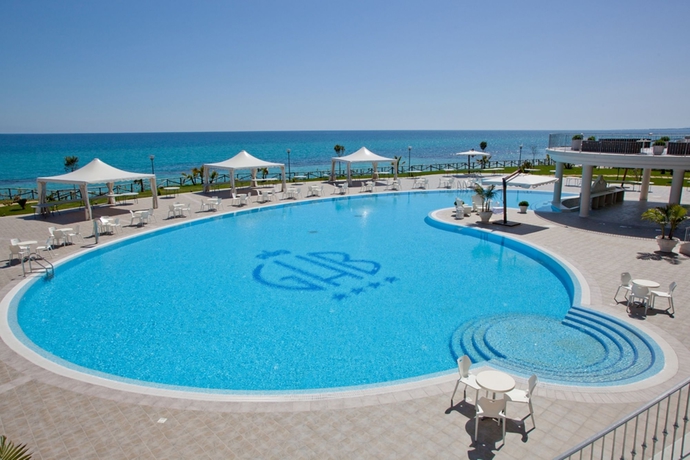 Imagen de la piscina del Hotel Grand Balestrieri. Foto 8