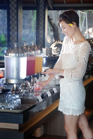 Imagen del bar/restaurante del Hotel Grand Barong Resort - Chse Certified. Foto 2