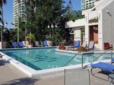 Imagen de la piscina del Hotel Grand Bay. Foto 5