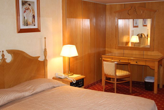 Imagen de la habitación del Hotel Grand Beirut. Foto 6