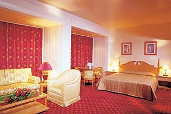 Imagen de la habitación del Hotel Grand Beirut. Foto 10