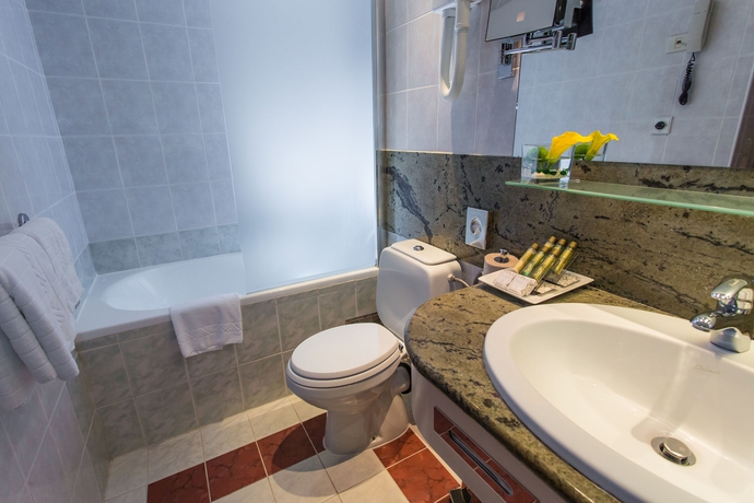 Imagen de la habitación del Hotel Grand Bernardin. Foto 3