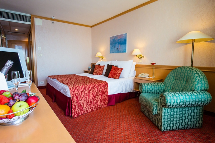 Imagen de la habitación del Hotel Grand Bernardin. Foto 9