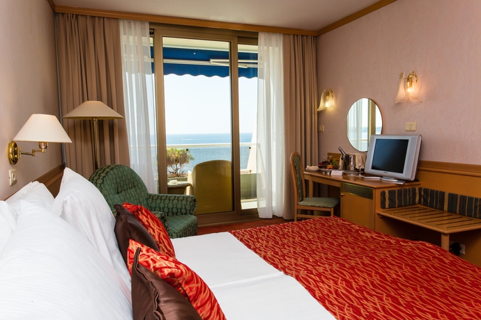 Imagen de la habitación del Hotel Grand Bernardin. Foto 13