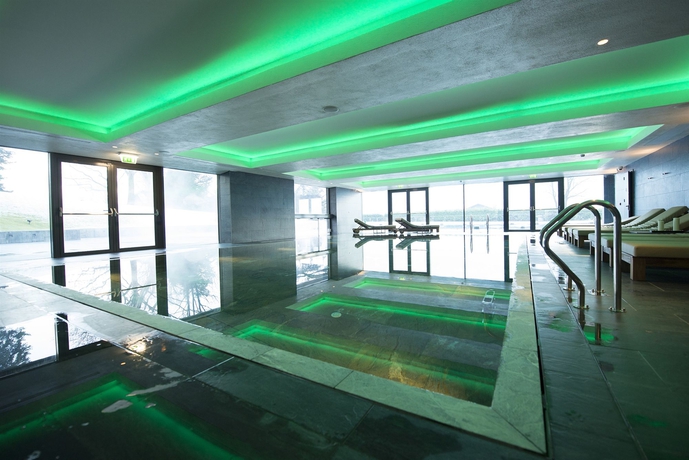 Imagen de la piscina del Hotel Grand Billia. Foto 16