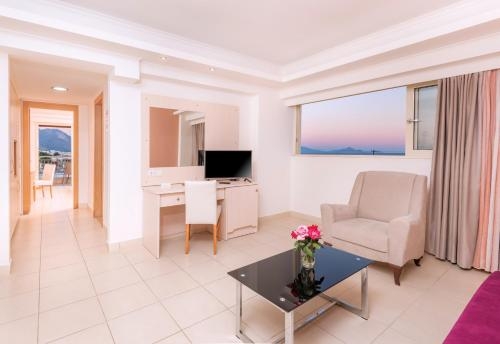 Imagen de la habitación del Hotel Grand Blue Beach. Foto 5