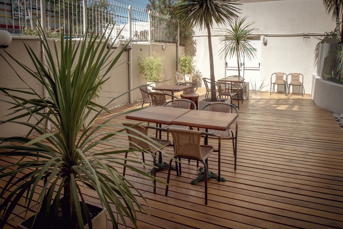 Imagen de los exteriores del Hotel Grand Brizo Comahue. Foto 9