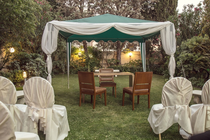 Imagen de los exteriores del Hotel Grand Brizo Comahue. Foto 10