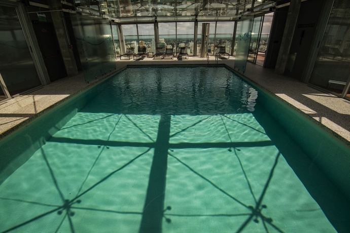 Imagen de la piscina del Hotel Grand Brizo La Plata. Foto 19