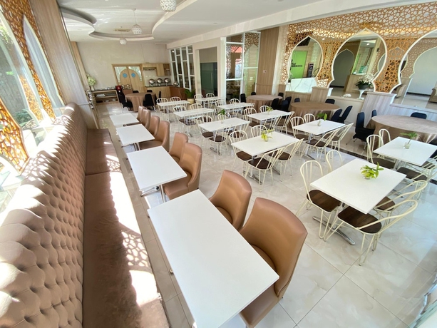 Imagen del bar/restaurante del Hotel Grand Bunda Syariah Bukittinggi Powered By Archipelago. Foto 3