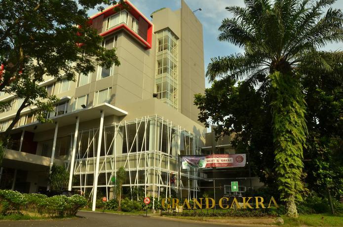 Imagen de los exteriores del Hotel Grand Cakra. Foto 8