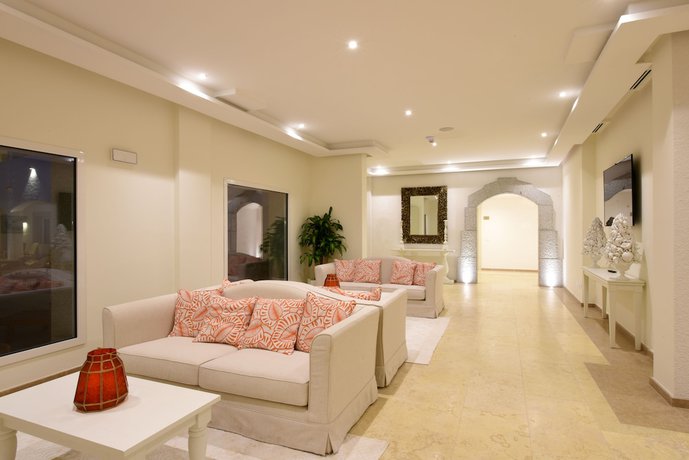 Imagen de los interiores del Hotel Grand Cannigione. Foto 20