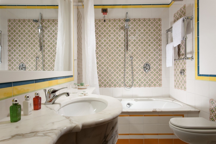 Imagen de la habitación del Hotel Grand Capodimonte. Foto 7