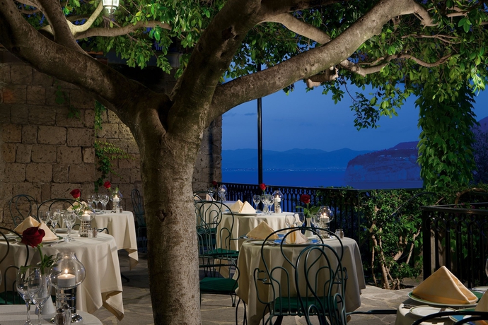 Imagen del bar/restaurante del Hotel Grand Capodimonte. Foto 6