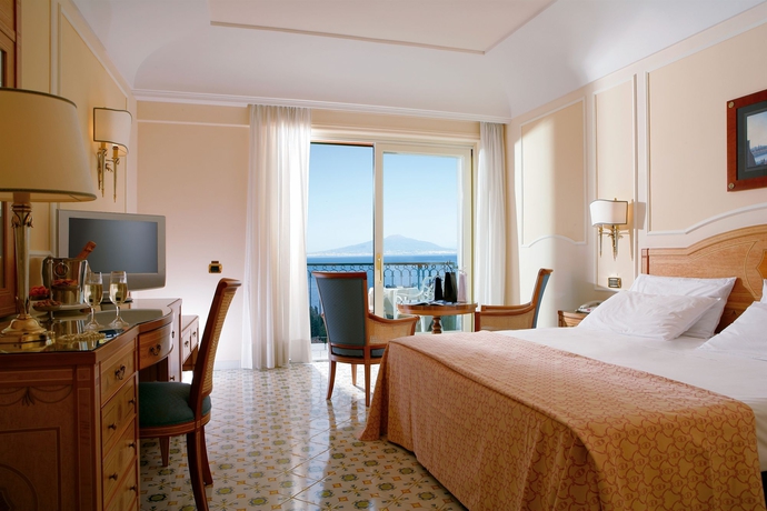 Imagen de la habitación del Hotel Grand Capodimonte. Foto 10