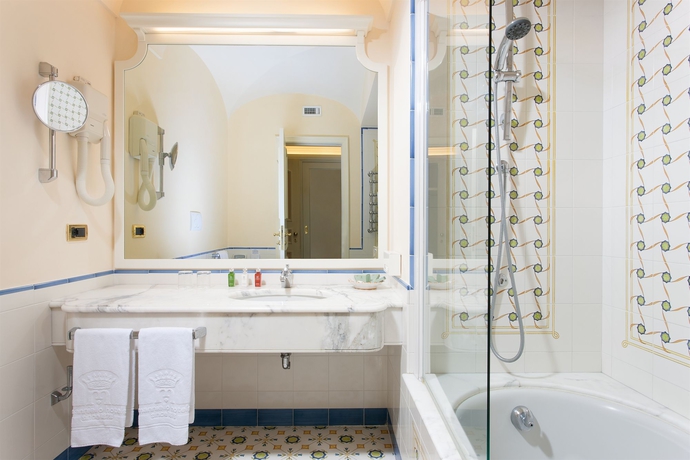 Imagen de la habitación del Hotel Grand Capodimonte. Foto 12