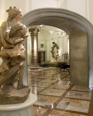 Imagen de los interiores del Hotel Grand Cavour. Foto 4