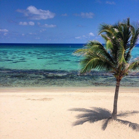 Imagen de los exteriores del Hotel Grand Caymanian Resort. Foto 10