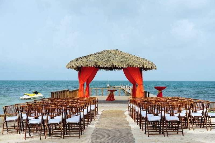 Imagen de los exteriores del Hotel Grand Caymanian Resort. Foto 14