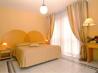 Imagen de la habitación del Hotel Grand Cervia. Foto 4