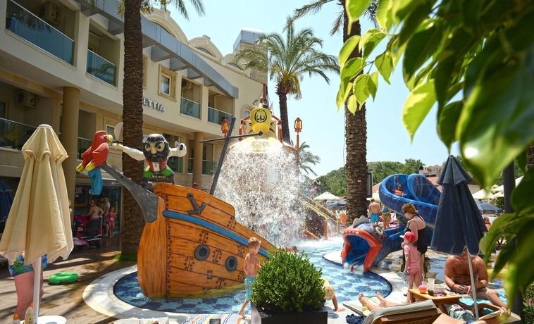 Imagen de la piscina del Hotel Grand Cettia. Foto 15