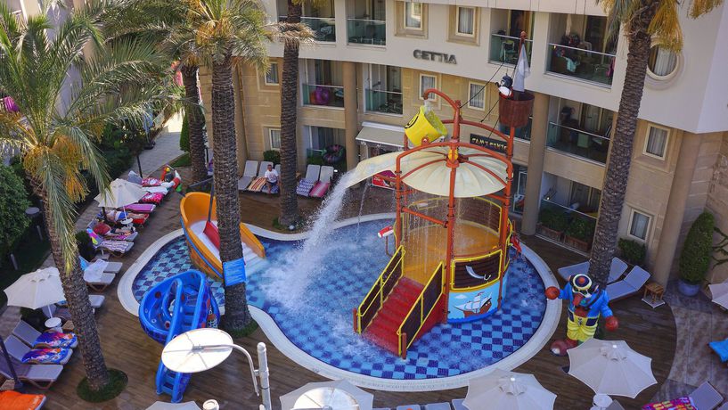Imagen de la piscina del Hotel Grand Cettia. Foto 16