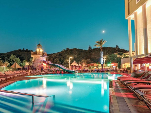 Imagen de la piscina del Hotel Grand Cettia. Foto 20