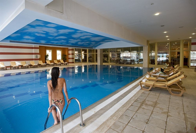 Imagen de la piscina del Hotel Grand Cevahir and Convention Center. Foto 14