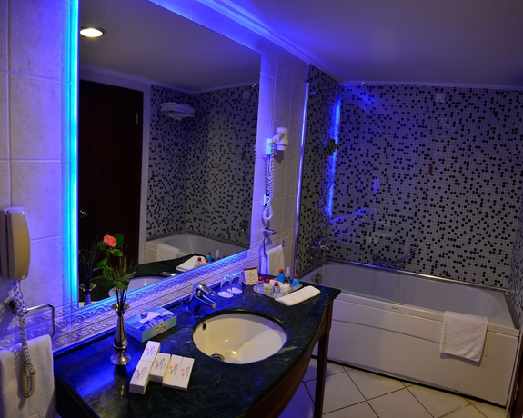 Imagen de la habitación del Hotel Grand Cevahir and Convention Center. Foto 10