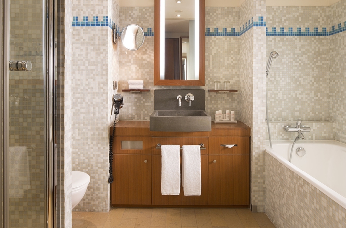 Imagen de la habitación del Hotel Grand Champs-Élysées. Foto 4