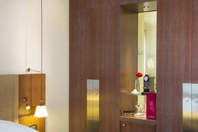 Imagen de la habitación del Hotel Grand Champs-Élysées. Foto 5
