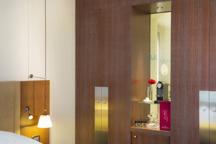 Imagen de la habitación del Hotel Grand Champs-Élysées. Foto 9