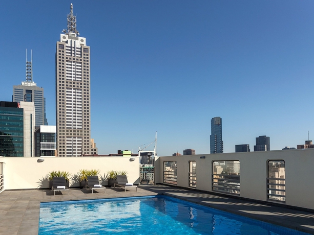 Imagen de la piscina del Hotel Grand Chancellor Melbourne. Foto 16