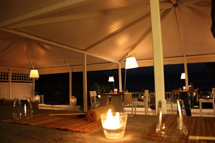 Imagen del bar/restaurante del Hotel Grand Cocumella. Foto 2