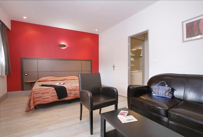 Imagen de la habitación del Hotel Grand Confort Le Moulin Rouge. Foto 8