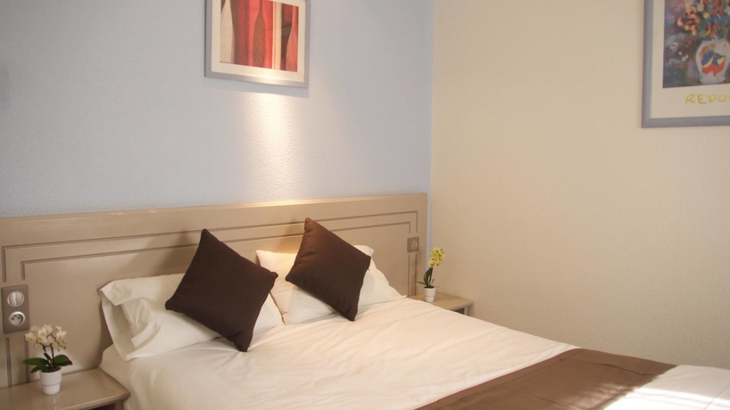 Imagen de la habitación del Hotel Grand Confort Le Moulin Rouge. Foto 9