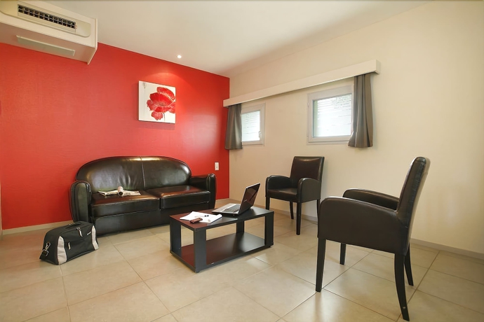 Imagen de la habitación del Hotel Grand Confort Le Moulin Rouge. Foto 12