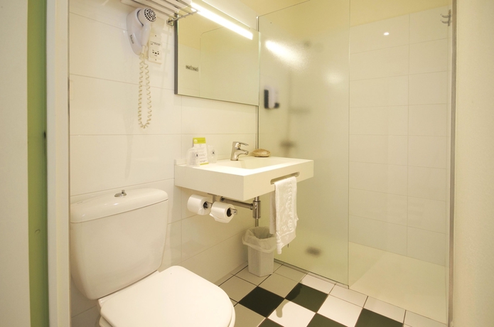 Imagen de la habitación del Hotel Grand Confort Le Moulin Rouge. Foto 13