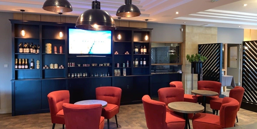 Imagen del bar/restaurante del Hotel Grand Confort Le Moulin Rouge. Foto 6
