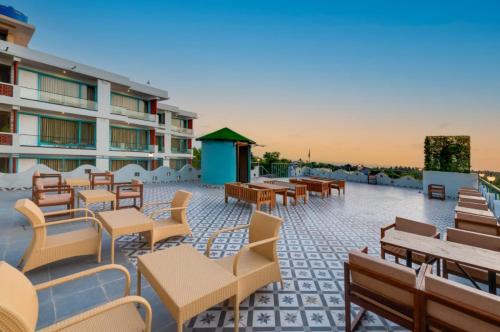 Imagen general del Hotel Grand Continent Morjim. Foto 11