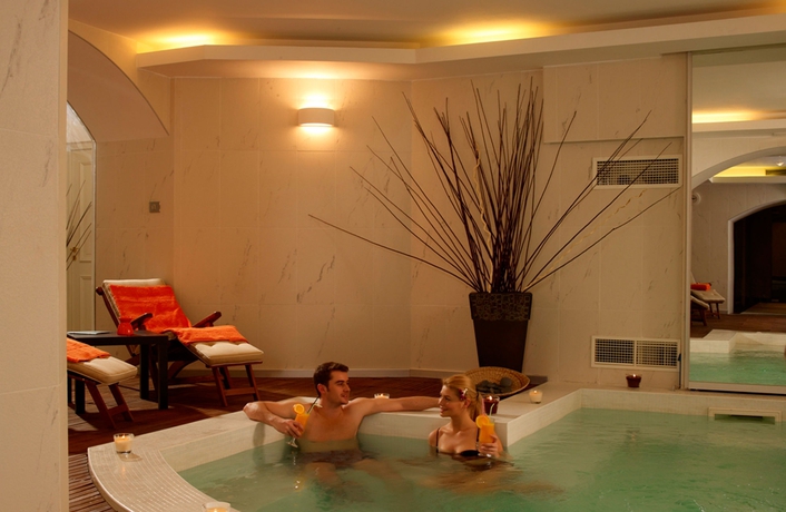 Imagen de la piscina del Hotel Grand Continental. Foto 16