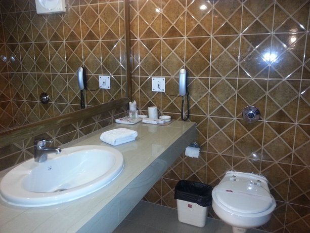 Imagen de la habitación del Hotel Grand Continental, Prayagraj. Foto 10