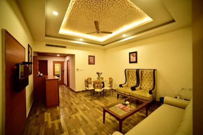 Imagen de la habitación del Hotel Grand Continental, Prayagraj. Foto 13