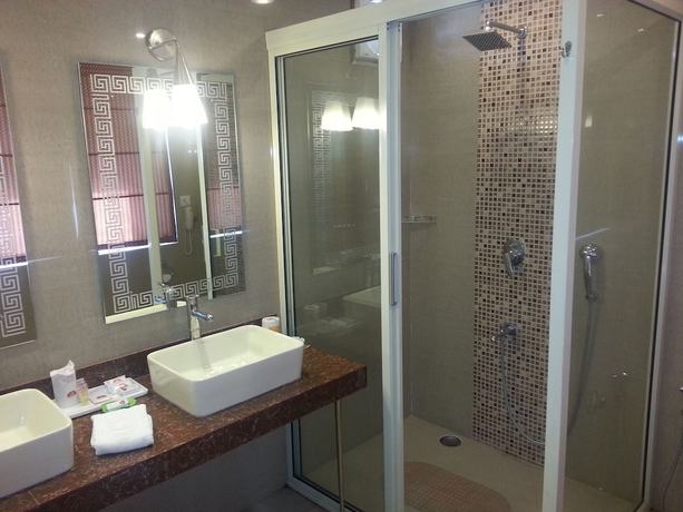 Imagen de la habitación del Hotel Grand Continental, Prayagraj. Foto 18
