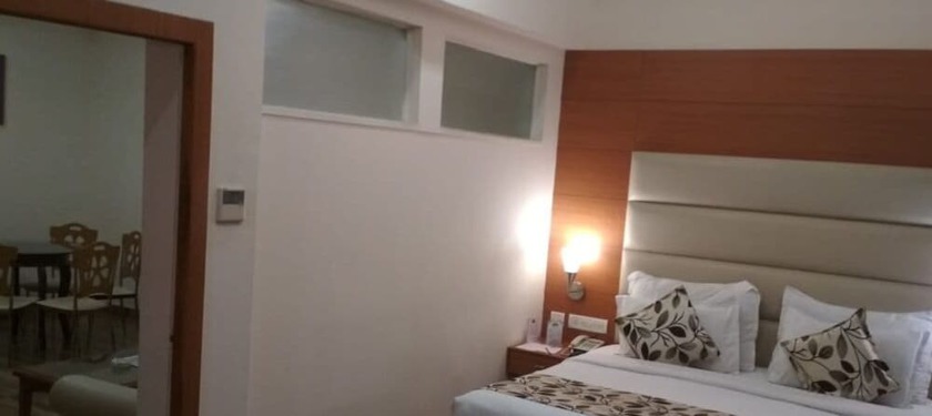 Imagen de la habitación del Hotel Grand Continental, Prayagraj. Foto 19