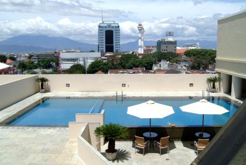 Imagen de la piscina del Hotel Grand Dafam Braga Bandung. Foto 7