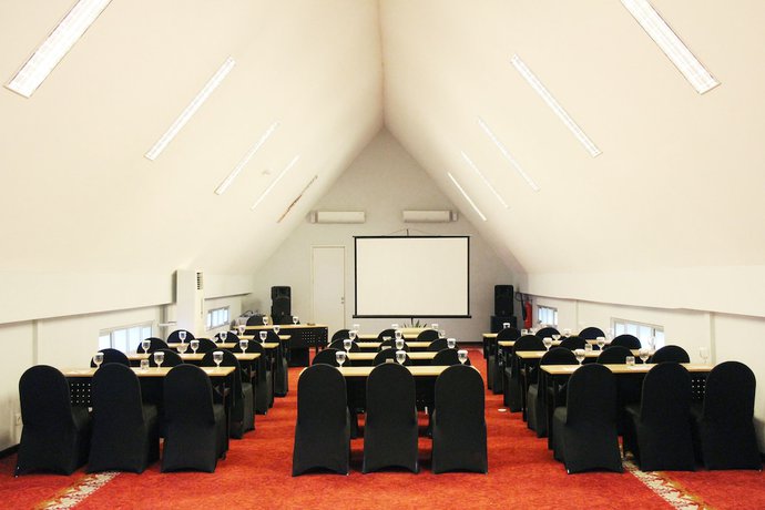 Imagen de los interiores del Hotel Grand Darmo Suite By Amithya. Foto 12