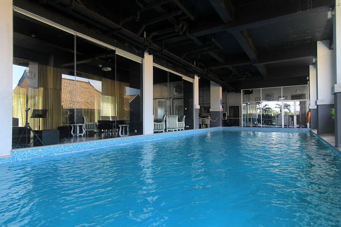 Imagen de la piscina del Hotel Grand Darmo Suite By Amithya. Foto 15